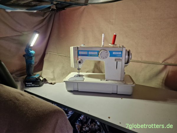 Nähen der unteren Befestigung des Vorhangs im Camper