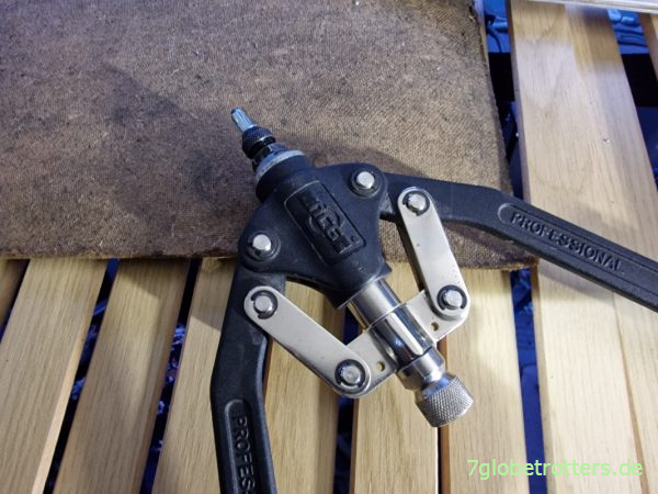 Nietmutternzange für die Befestigung des Vorhangs im Camper