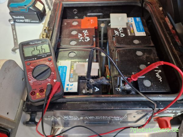 Ruhespannung der Versorgerbatterien im 24V-LKW-Bordnetz