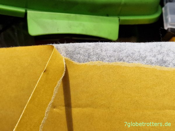 Schutzfolie auf dem Selbstklebefilz lösen