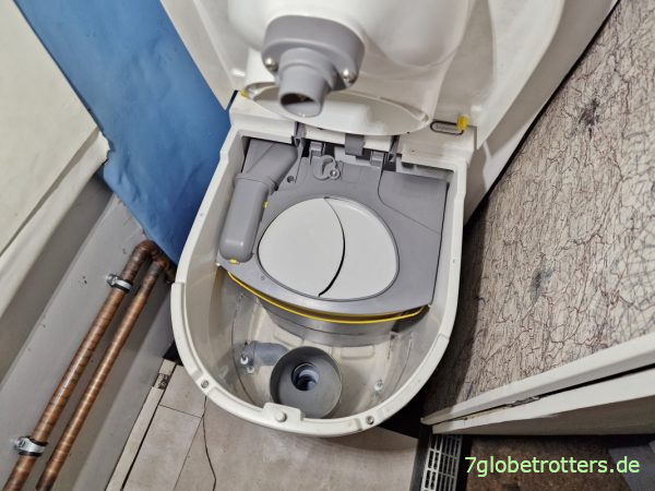 Umbau der Urinableitung an der Tiny Trenntoilette