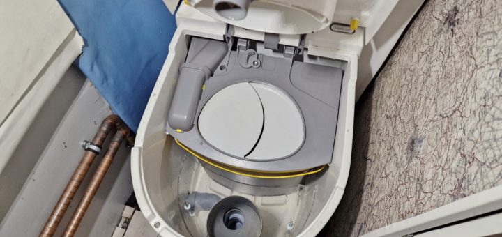 Umbau der Urinableitung an der Tiny Trenntoilette