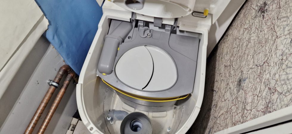 Umbau der Urinableitung an der Tiny Trenntoilette