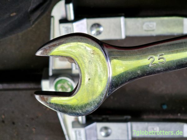 Abdruck von der Abzieherspindel am Maulschlüssel