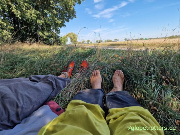 Barfuß laufen hilft gegen Blasen am Jakobsweg