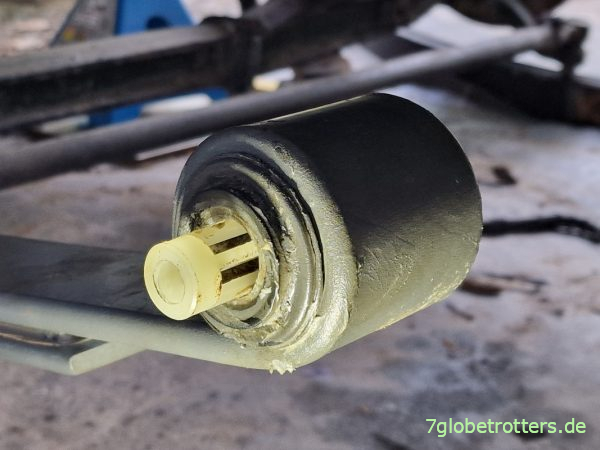 Bolzen am hinteren Federgehänge montieren