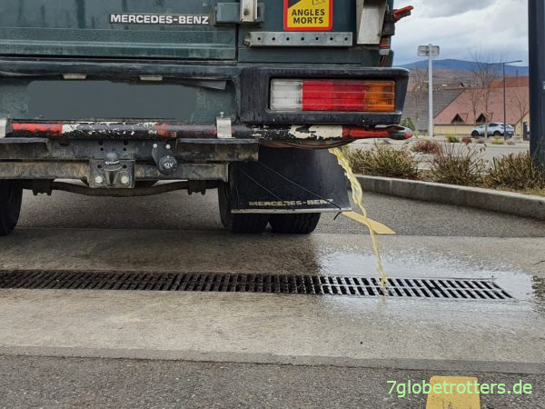 Einfache Entsorgung Urintank der Trockentrenntoilette im Wohnmobil