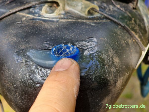 Einkleben der Ruderhülse mit PVC-Kleber