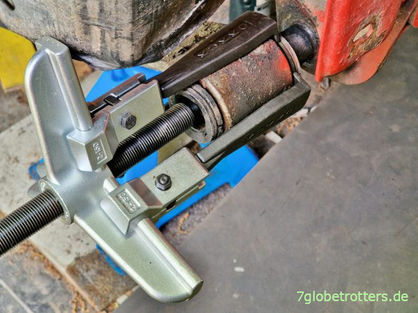 Federauge der Vorderfeder von der Buchse abziehen