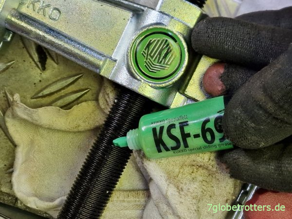 Fett an der mechanischen Abzieher-Spindel