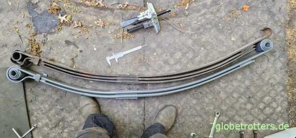 Gebrochene Vorderfeder im Vergleich zur neuen Feder