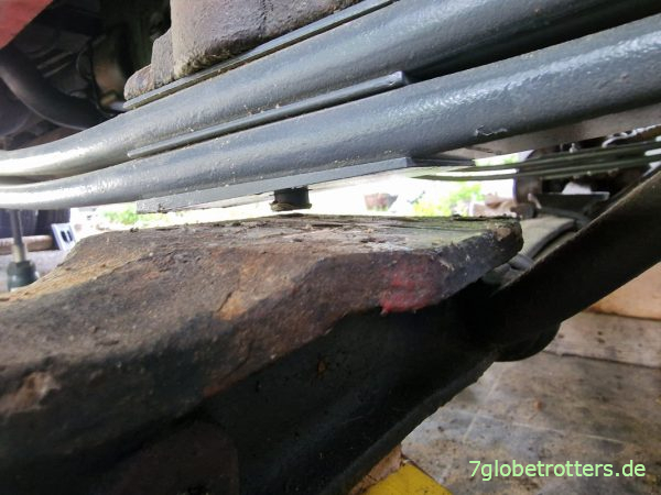 Herzbolzen an der Vorderachse einfädeln