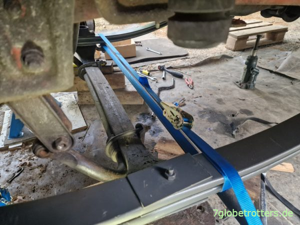 Herzbolzen der Vorderfeder am Achskörper einbauen