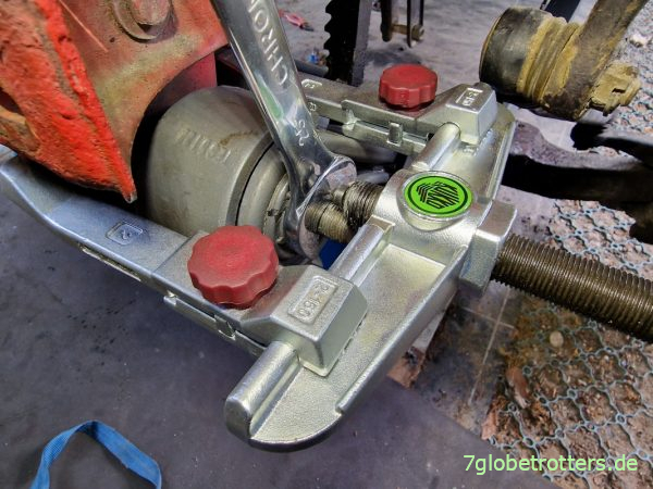 Kukko-Abzieher zum Aufdrücken der Feder einsetzen