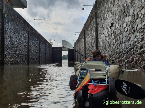 Schleusung auf der tschechischen Elbe in Střekov (Schreckenstein)