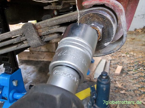 Vorderes Federauge SW 27 lösen