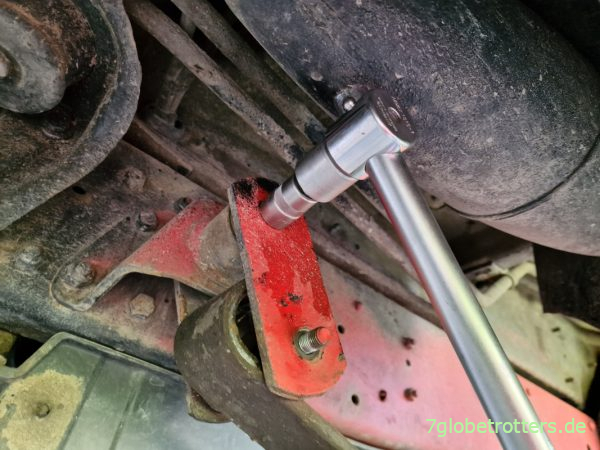 Vorderfeder am hinteren Federbock lösen