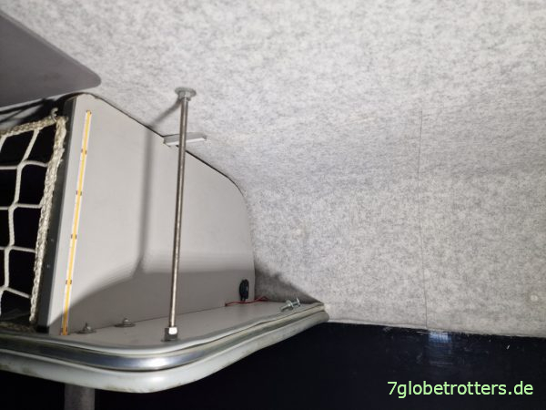 Aufhängung der Hängeschränke mit Gewindestangen