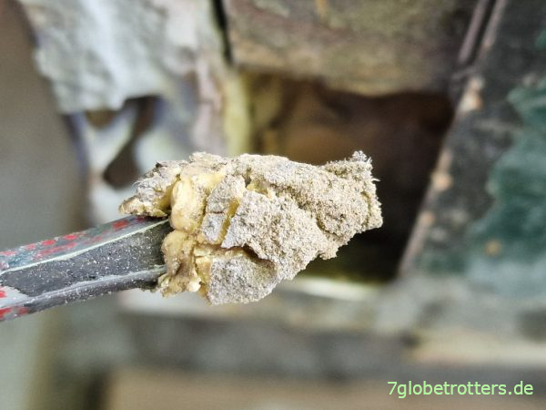 Ausgehärtetes Kaltfett aus den Karosserieschürzen