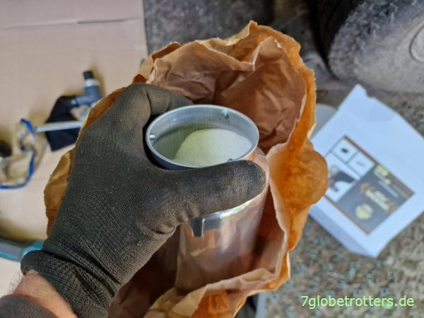 Becher der Sandstrahl-Pistole mit Strahlgut