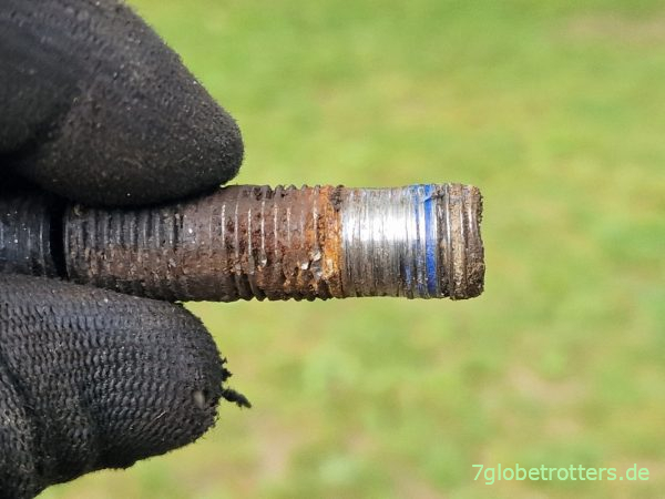 Beim Lösen der Mutter zerstörte Federbride