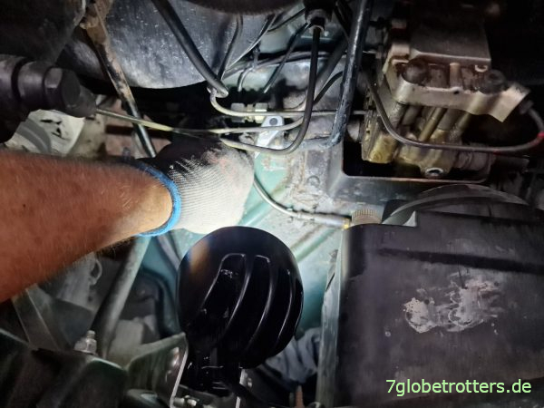 Fummlige Montage der Lenkungsleitungen Mercedes T2N