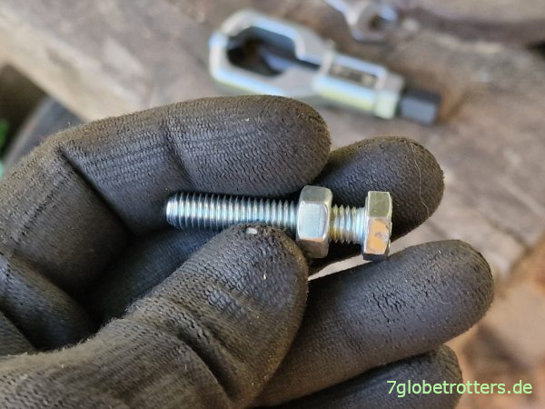 Im Test vom Mutternsprenger unbeschädigte Schraube M8