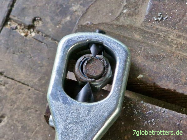 Mit dem Mutternsprenger aufgesprengte Mutter M14