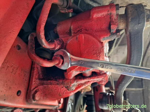 Öl ablassen über die Druckleitung am Lenkgetriebe Mercedes LS2