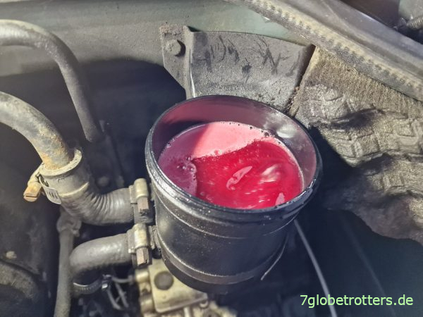 Öl auffüllen Servolenkung LS2A am Mercedes T2N