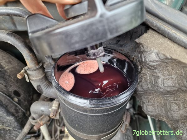 Öl aus der Servolenkung ablassen