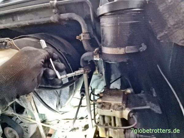 Rücklaufleitung am Servoölbehälter Mercedes T2N demontieren