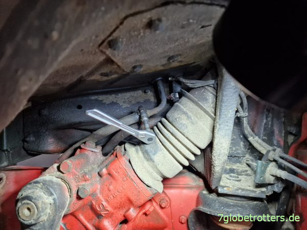 Schlauchschellen an der Rücklaufleitung Lenkung LS2