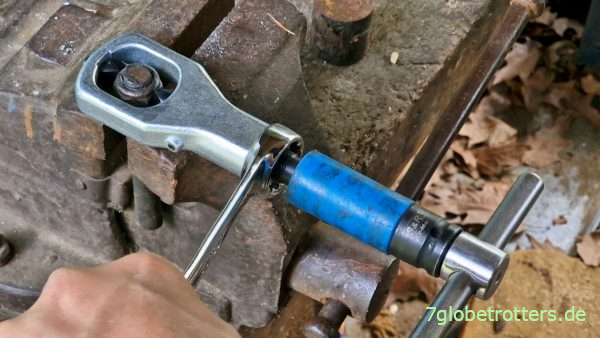 Test des Mutternsprengers im Schraubstock