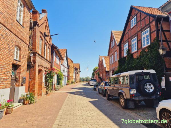 Altstadt von Hitzacker mit Land Rover Defender