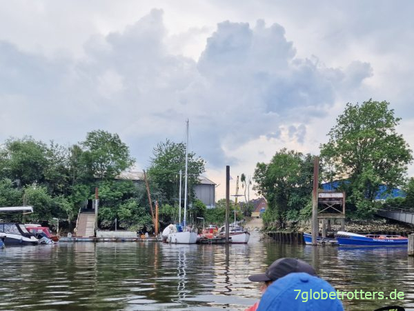Aussetzen an der Bootswerft Hamburg Harburg