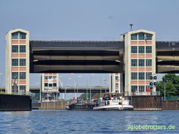 Einfahrt in die Schleuse Geesthacht km 583,6