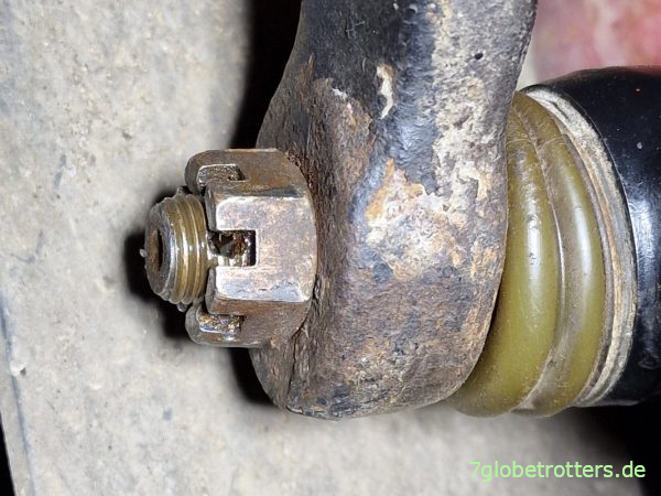 Kronenmutter und Splintloch der Lenkschubstange
