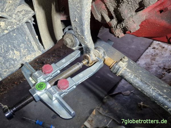 Lenkstange vom Lenkhebel abziehen mit Kukko Zweiarmabzieher