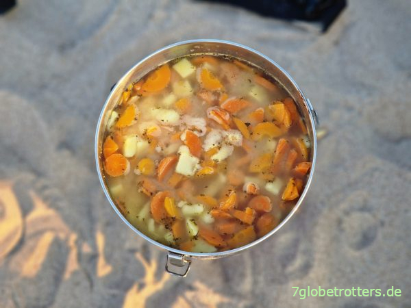 Möhrensuppe beim Paddeln auf der Elbe