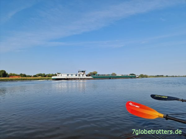 Motorschiff auf dem Elbewehr Geesthacht
