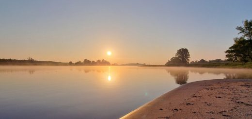 Sonnenaufgang beim Paddeln auf der Elbe