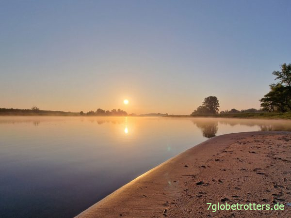 Sonnenaufgang beim Paddeln auf der Elbe