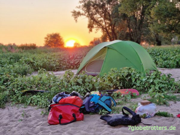 Sonnenuntergang beim Zelten an der Elbe