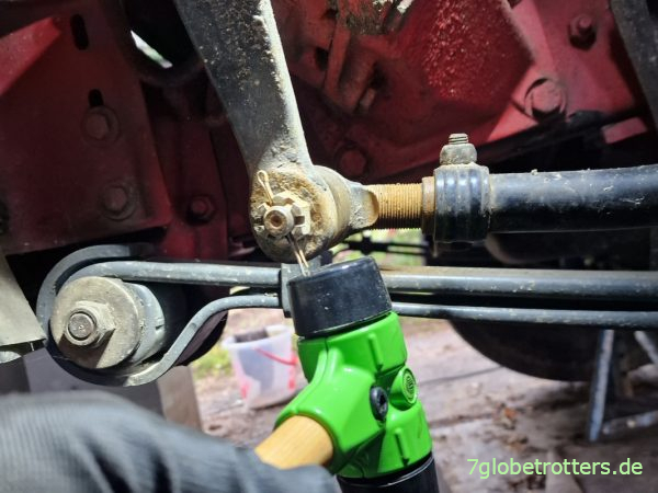 Splint der Kronenmutter am Lenkhebel austreiben