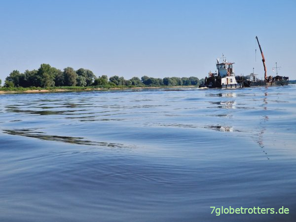 Wellen bei der Schiffsbegegnung auf der Elbe