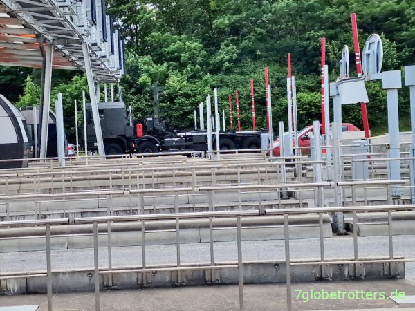 4-Achser-LKW an der französischen Mautstelle