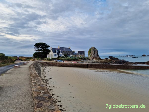 Bretonische Granitküste am Abend