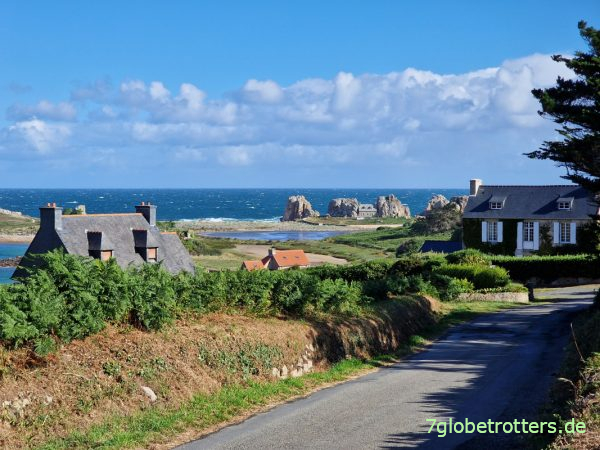 Maison du Gouffre zwischen den Felsen der Granitküste, Bretagne