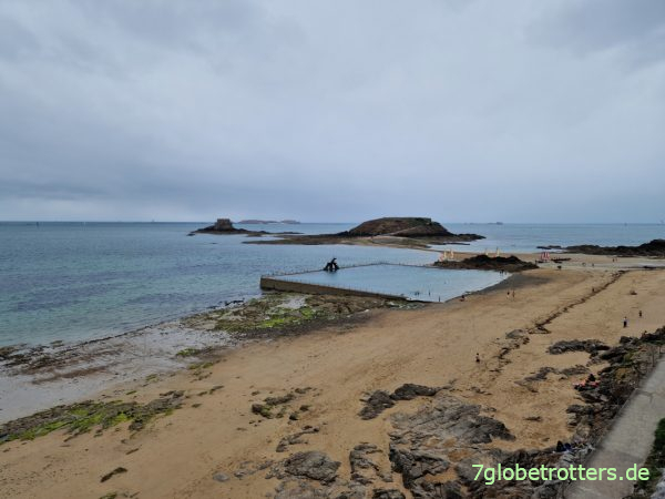 Meeresschwimmbad vor der Stadtmauer von St. Malo